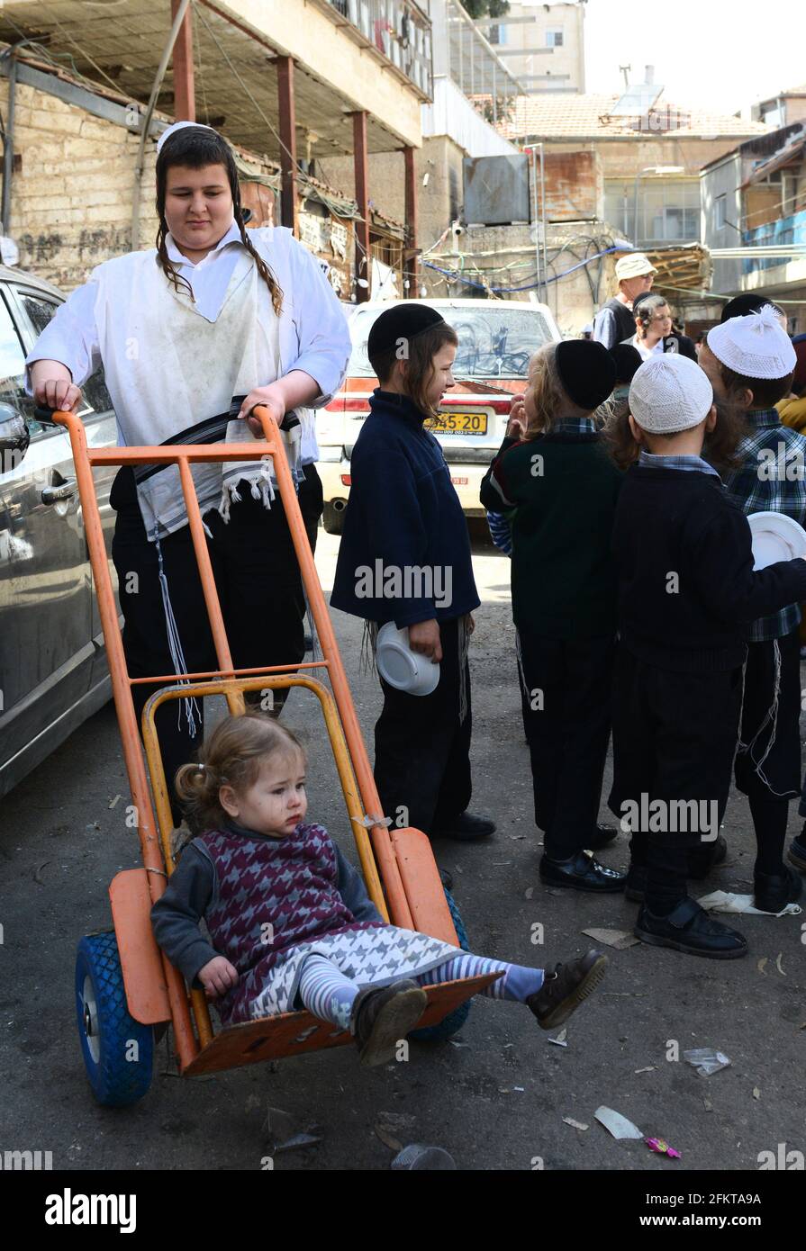 Enfants Hassidic dans le quartier de MEA Shearim à Jérusalem. Banque D'Images