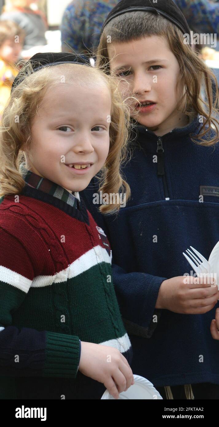 Garçons juifs ultra orthodoxes dans le quartier de MEA Shearim à Jérusalem, Israël. Banque D'Images