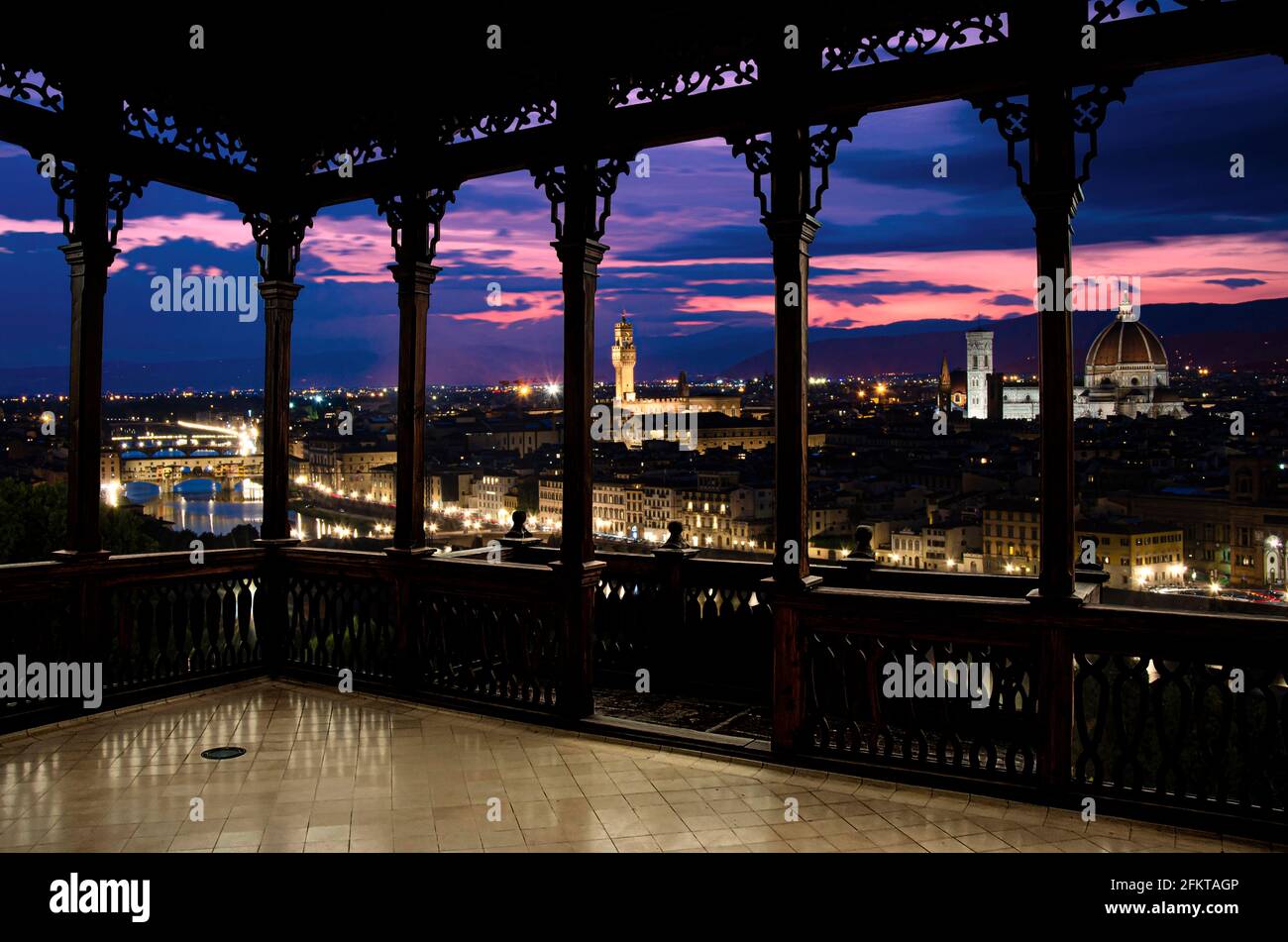 Vue depuis la terrasse en bois ou le balcon illuminé la nuit Florence, Italie Banque D'Images