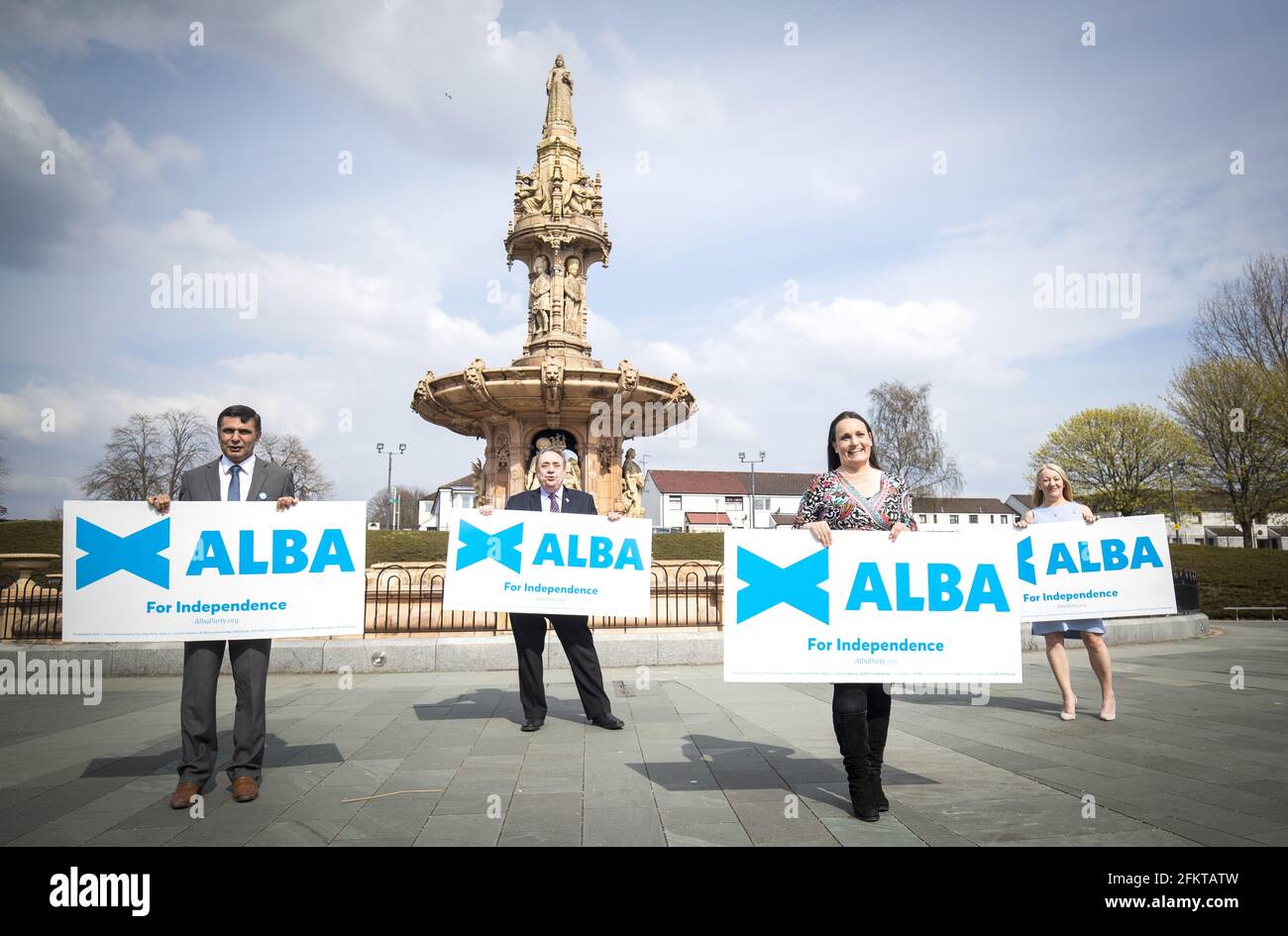 Photo du dossier datée du 29/04/21, du chef du parti ALBA, Alex Salmond, avec les candidats du parti à Glasgow, Shahid Farooq (à gauche), Ailsa Gray (deuxième à droite) et Michelle Ferns (à droite), au Palais des peuples de Glasgow, pour marquer le début de la campagne de Glasgow pour l'élection parlementaire écossaise. Date de publication : le mardi 4 mai 2021. Banque D'Images