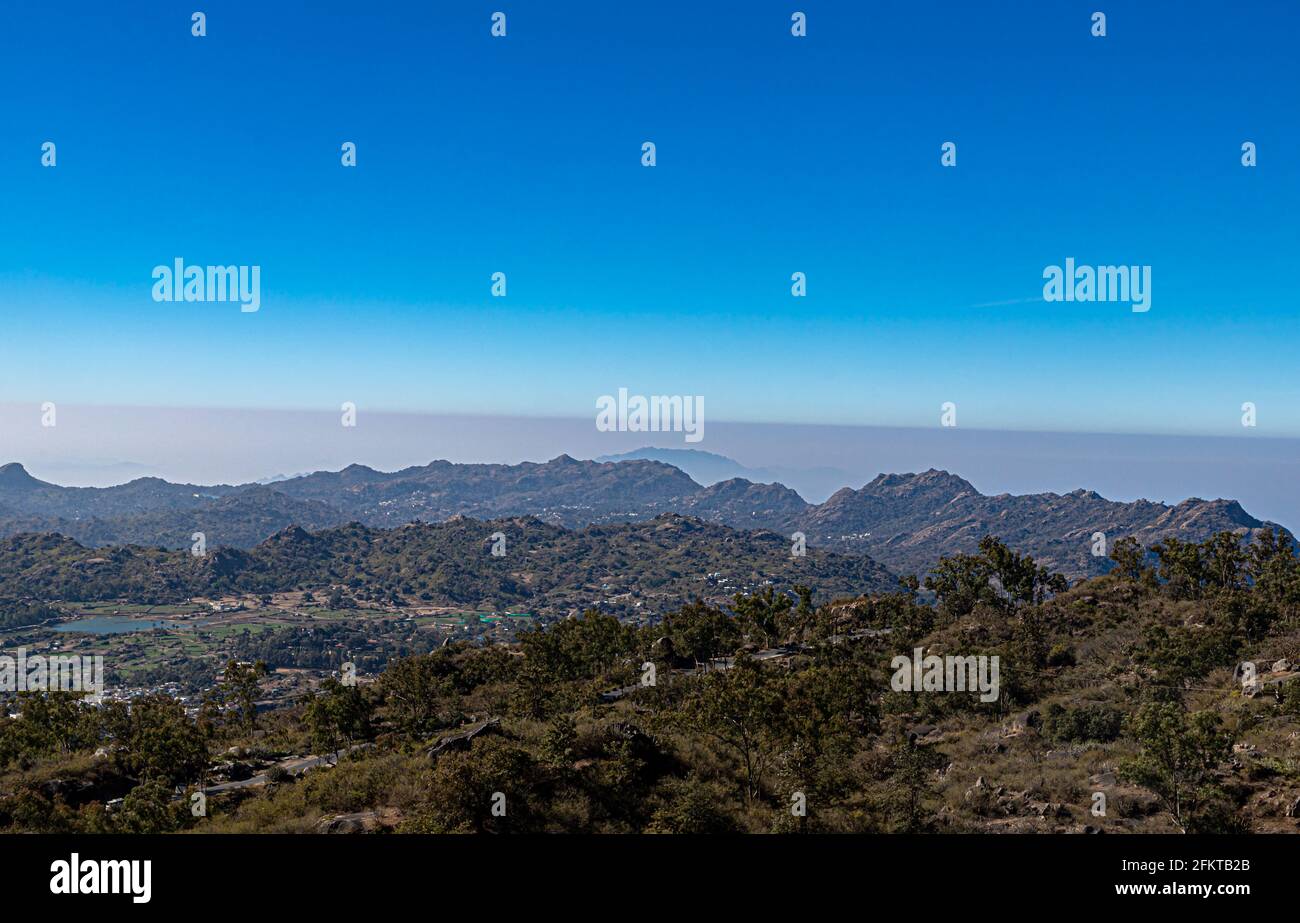 belle vue sur la chaîne de montagnes aravalii à une hauteur de 1722 m (5676 pieds), temple guru shikhar. Banque D'Images