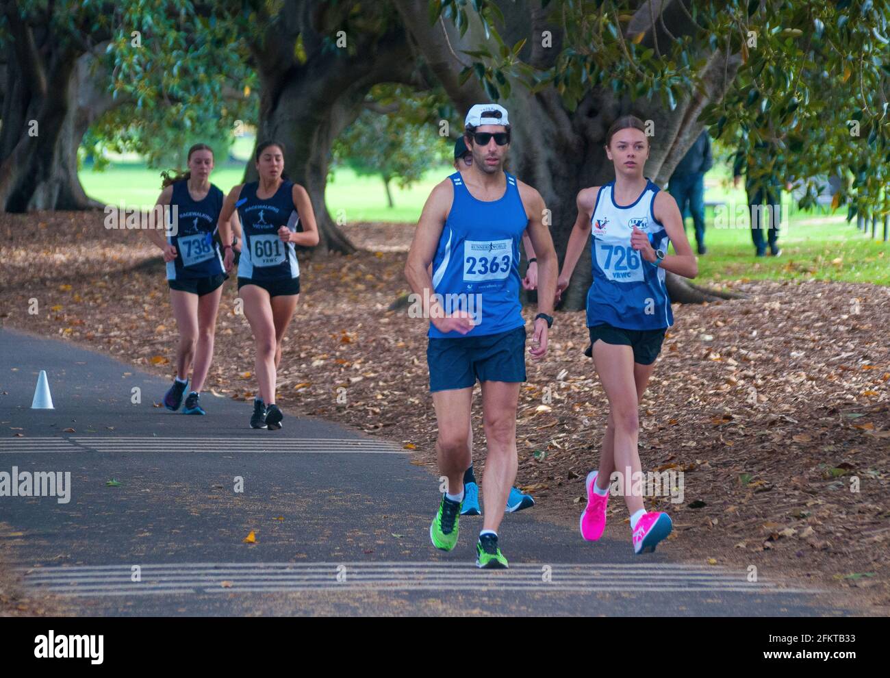 Les marcheurs de course concourent sur un parcours de 20 km autour de Fawkner Park, Melbourne, dimanche 2 mai 2021 Banque D'Images