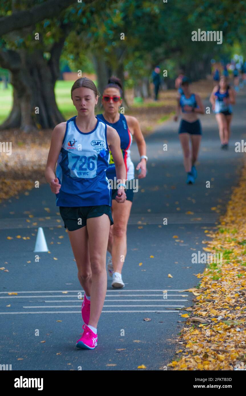 Les marcheurs de course concourent sur un parcours de 20 km autour de Fawkner Park, Melbourne, dimanche 2 mai 2021 Banque D'Images