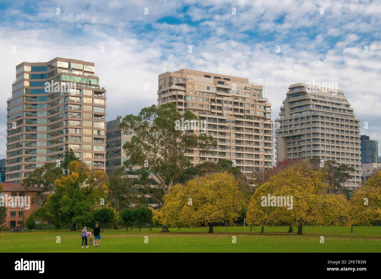 Les appartements de St Kilda Road donnent sur Fawkner Park, Melbourne Banque D'Images