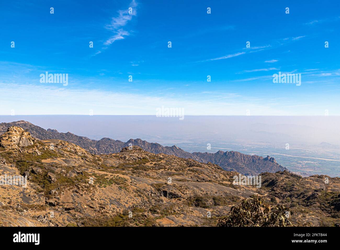 belle vue sur la chaîne de montagnes aravalii à une hauteur de 1722 m (5676 pieds), temple guru shikhar. Banque D'Images