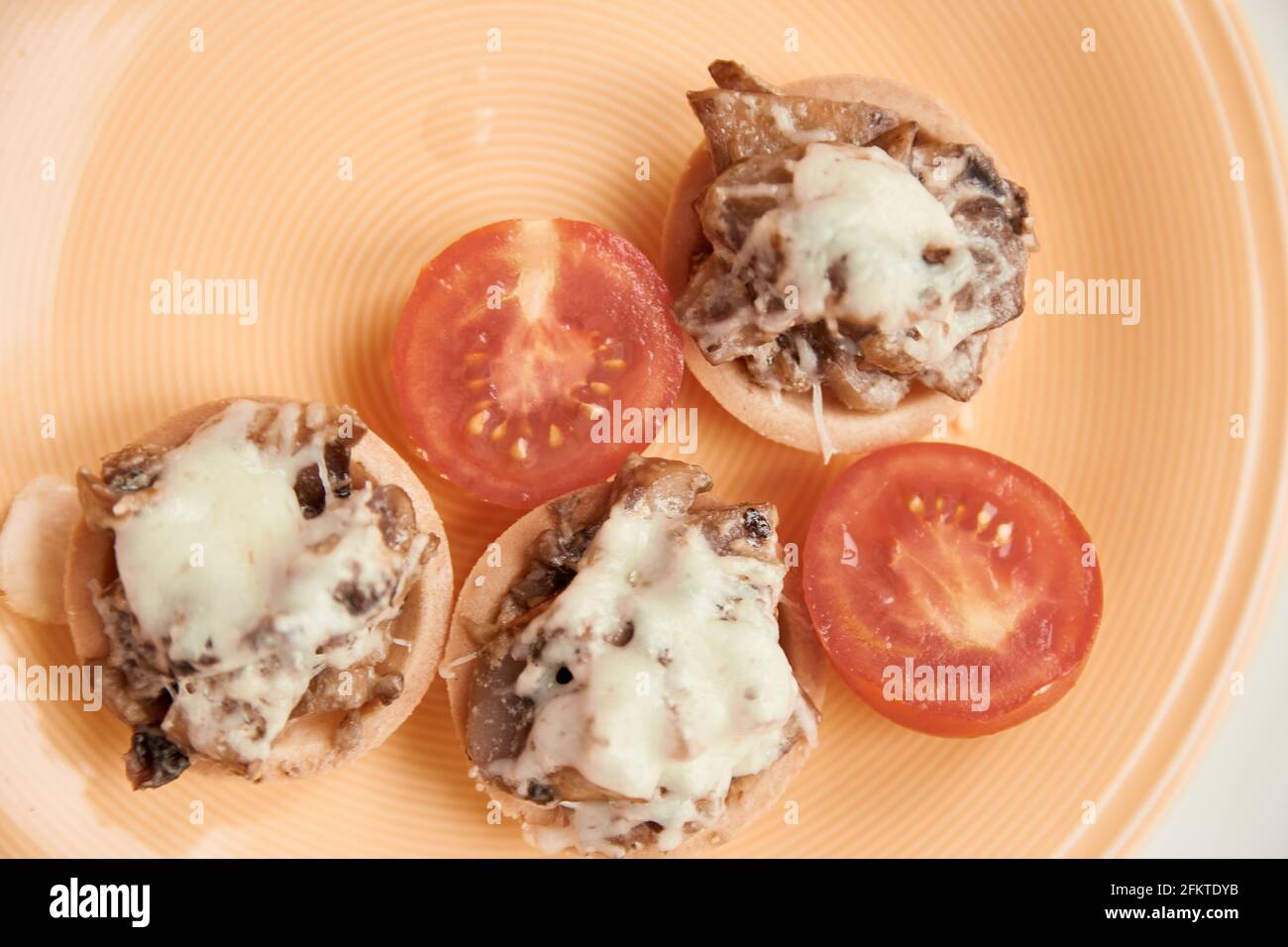 Cuisine française julienne sur une assiette avec tomates.vue du dessus. Photo de haute qualité Banque D'Images