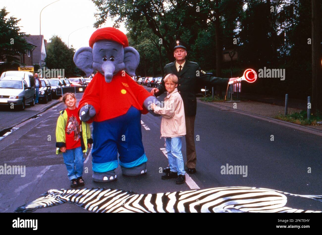 Die beliebte Comic- und Hörspielfigur Benjamin Blümchen Dreht mit einem  Polizisten und Kindern einen Verkehrserziehungsspot, Deutschland 1998 Photo  Stock - Alamy