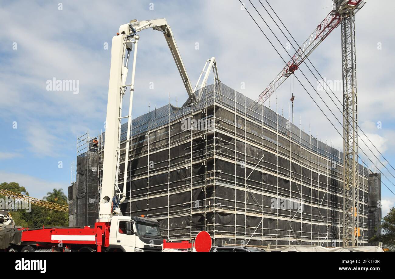 Mars 30. 2021. Pompe de rampe en béton livrant du matériel au prochain étage sur le site de construction de nouveaux bâtiments au 56-58 Beane St. Gosford. Série de construction. Banque D'Images