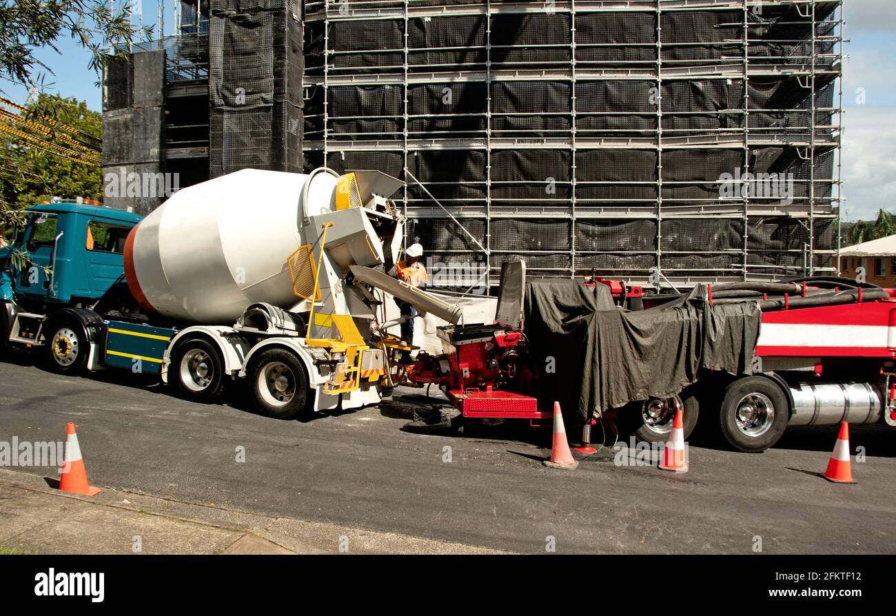 Mars 30. 2021. Camion en béton livrant du matériau à une pompe de rampe sur les nouvelles unités de maison développées au 56-58 Beane St. Gosford. Création de séries de photos. Banque D'Images