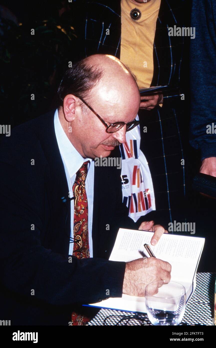Günter Ogger, deutscher Wirtschaftsjournaliste, stellt sein neues Buch 'Das Kartell der Kassierer' vor, Deutschland 1994. Banque D'Images