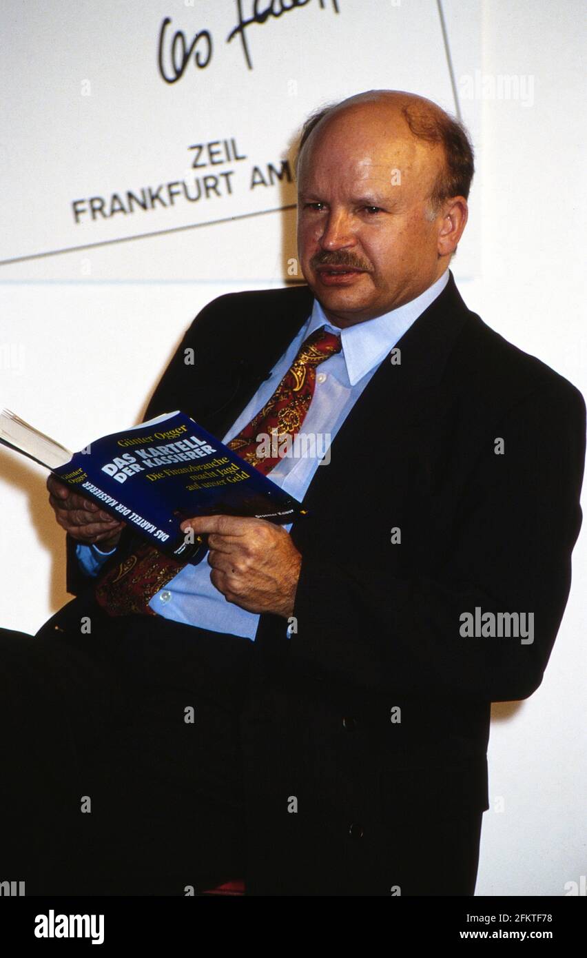 Günter Ogger, deutscher Wirtschaftsjournaliste, stellt sein neues Buch 'Das Kartell der Kassierer' vor, Deutschland 1994. Banque D'Images
