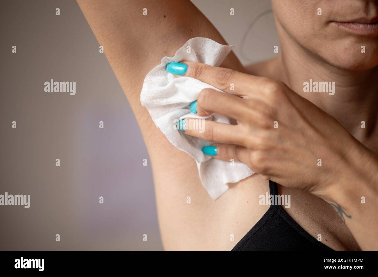 Vieille femme essuyant l'aisselle avec des lingettes humides, de la  transpiration, de la sueur Photo Stock - Alamy