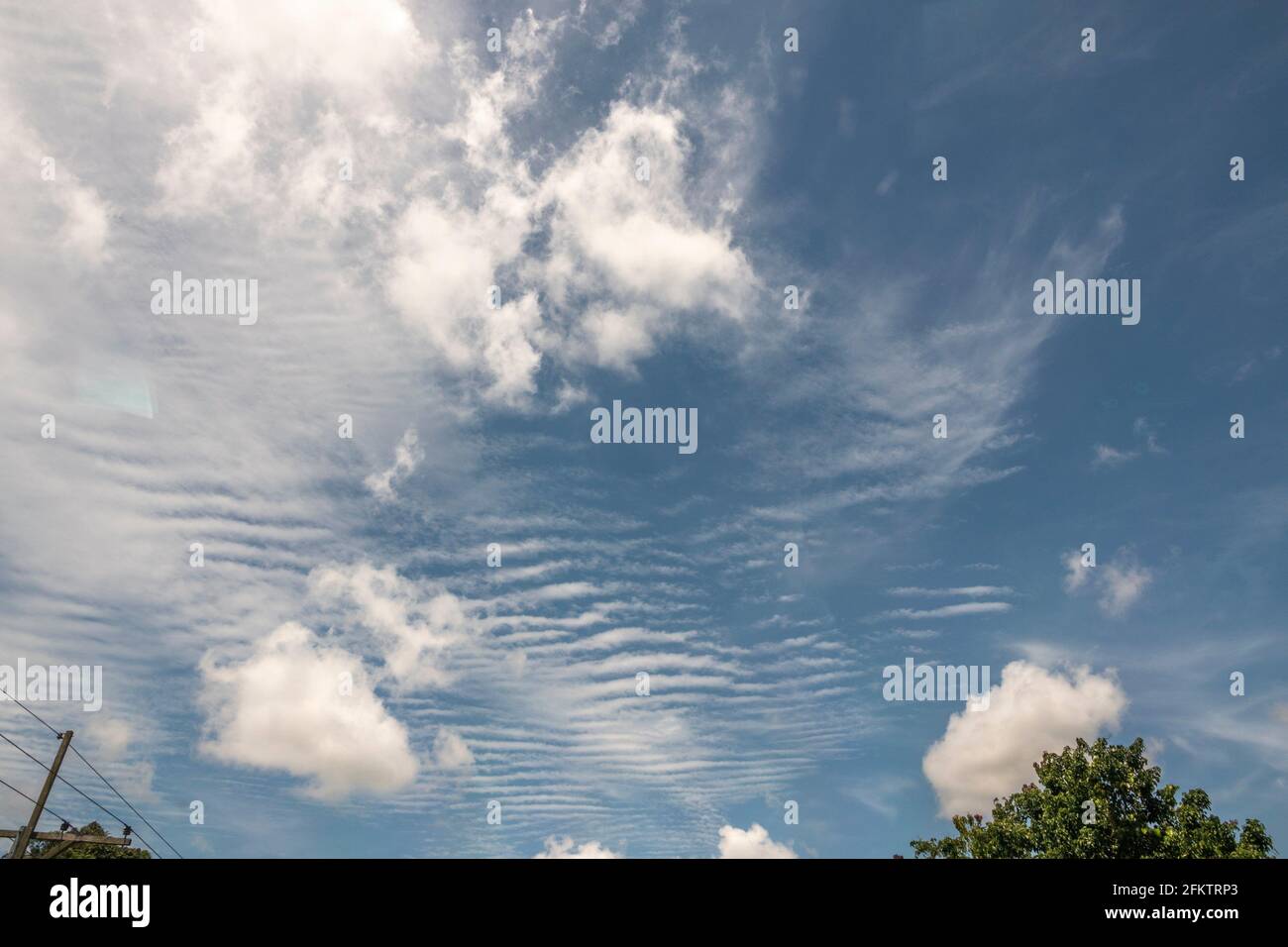 Ciel bleu et nuages à Kampung Amo, Serian, Sarawak, Malaisie orientale Banque D'Images