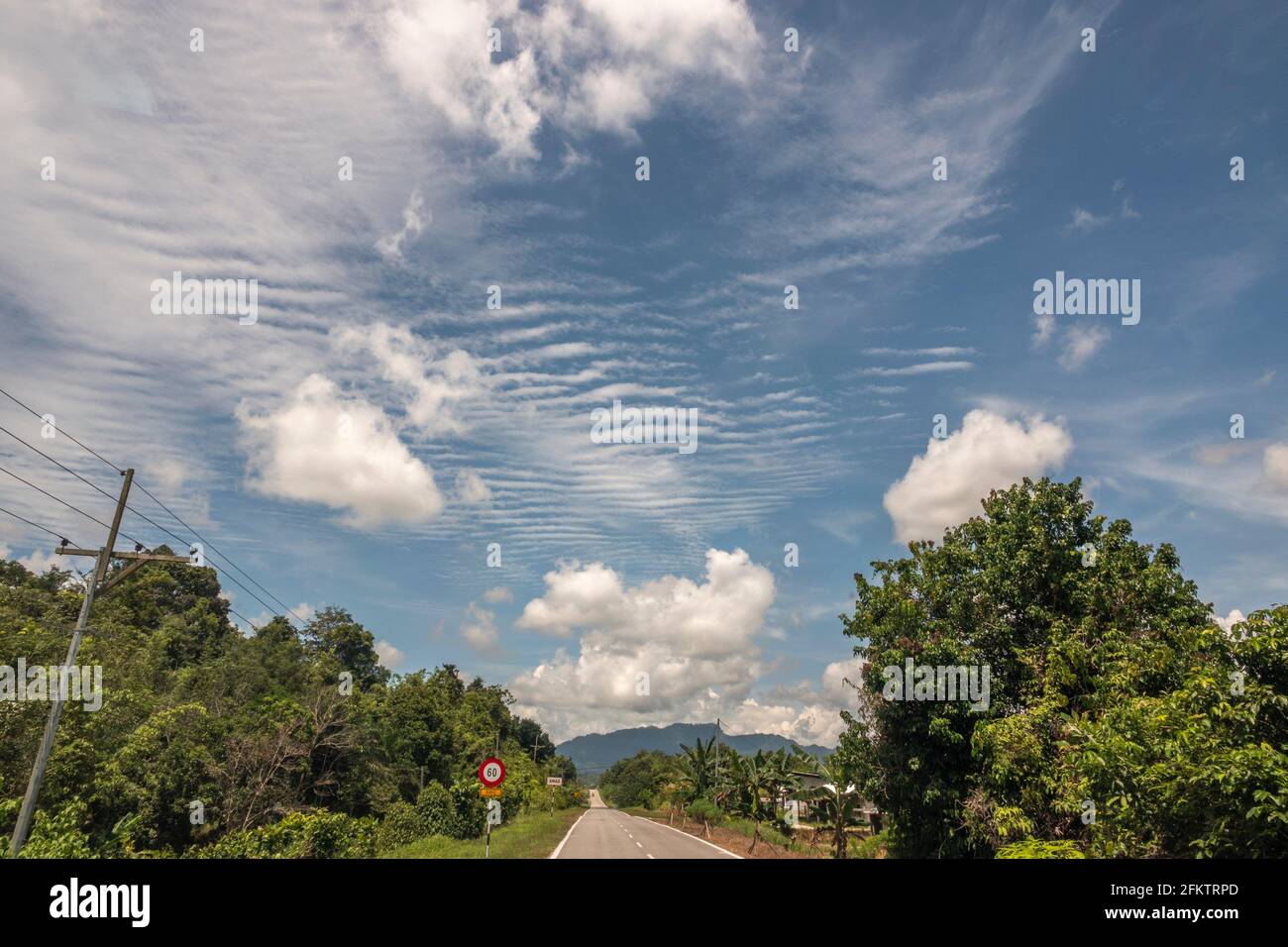 Ciel bleu et nuages à Kampung Amo, Serian, Sarawak, Malaisie orientale Banque D'Images