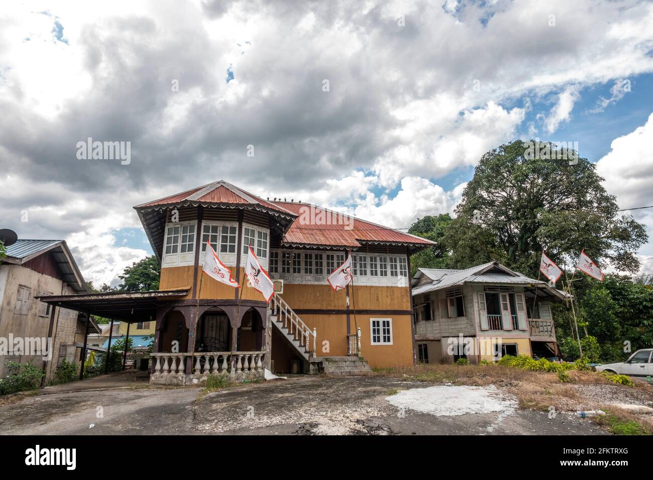 Ancienne maison de bungalow en bois à Buso, Bau, Sarawak, Malaisie orientale Banque D'Images