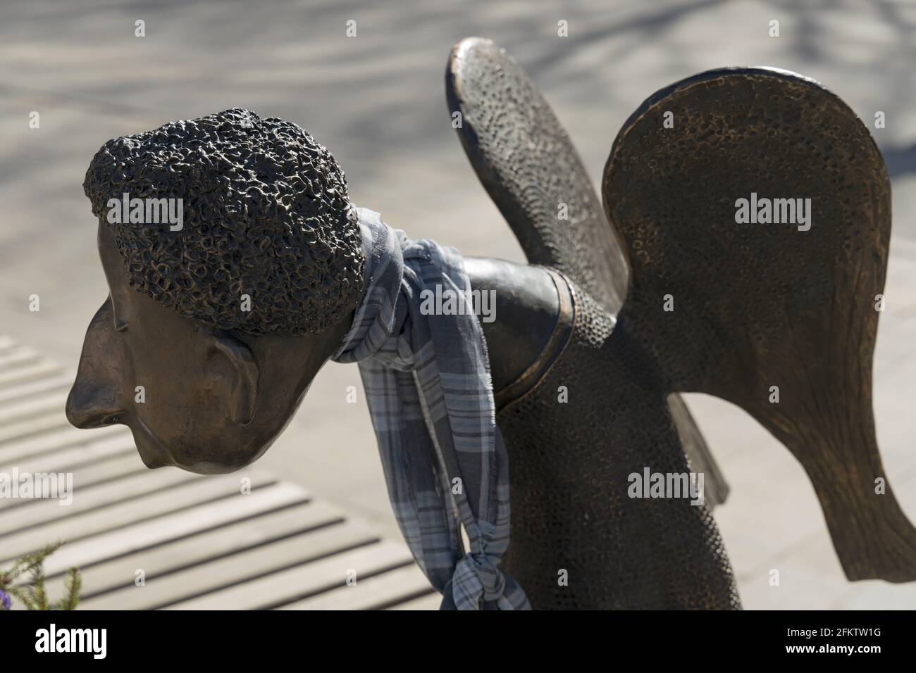 Saint-Pétersbourg, Russie - 17 avril 2021 : sculpture d'un triste ange dédié aux médecins qui sont morts pendant la pandémie de Covid-19 en Russie (auteur R Banque D'Images