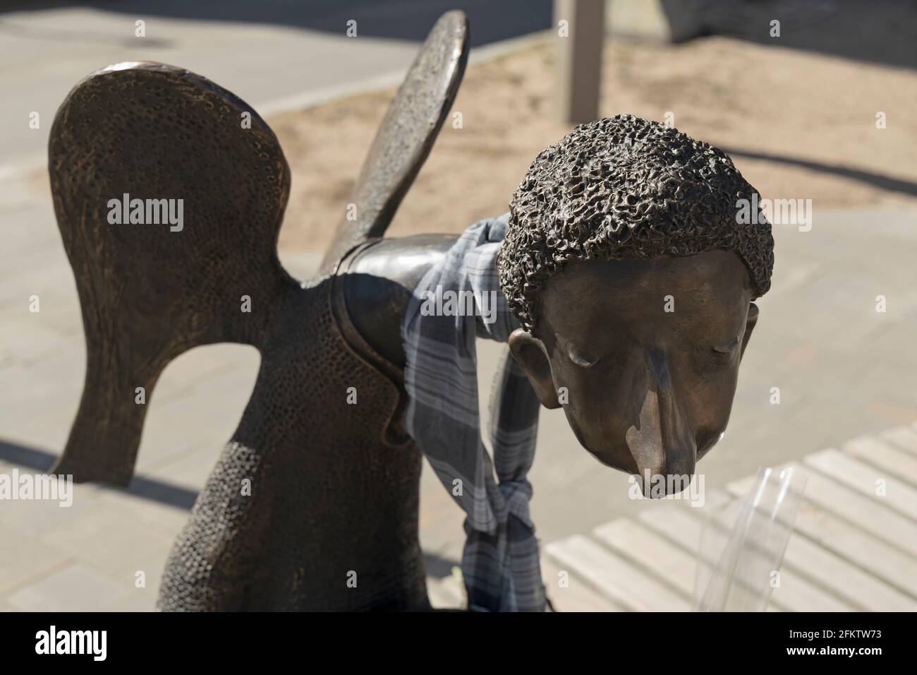 Saint-Pétersbourg, Russie - 17 avril 2021 : sculpture d'un triste ange dédié aux médecins qui sont morts pendant la pandémie de Covid-19 en Russie (auteur R Banque D'Images