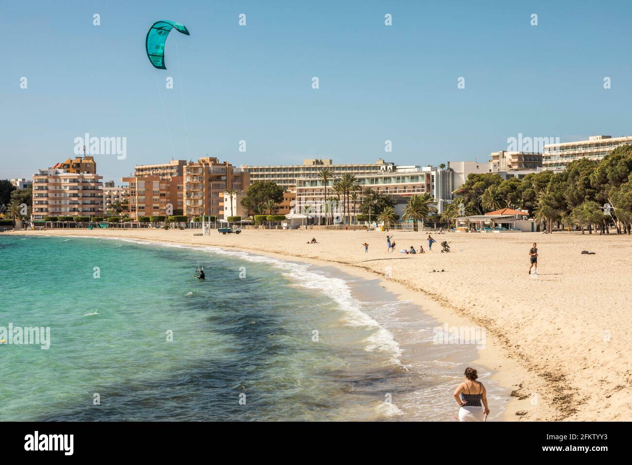 Palmanova, Majorque, Espagne. 3 mai 2021. La vie sur la plage à Palmanova avec le cerf-volant, les touristes et les résidents à Majorque. Credit: John-Patrick Morarescu/ZUMA Wire/Alamy Live News Banque D'Images