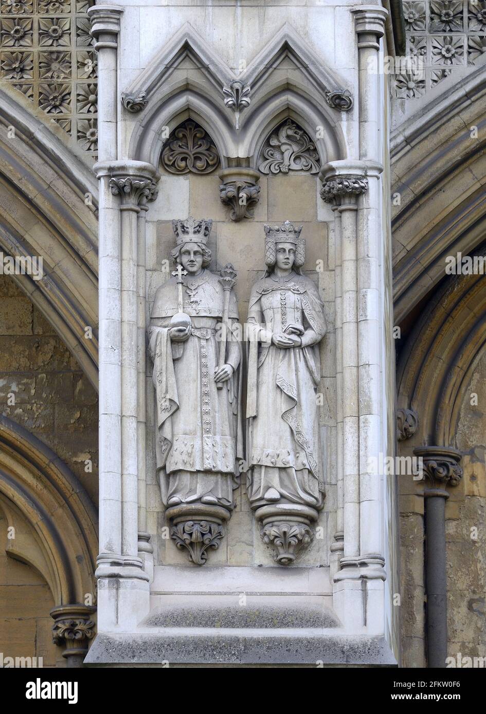 Londres, Angleterre, Royaume-Uni. Abbaye de Westminster : statues de Richard II et Isabella de Valois (2e femme) sur le mur nord Banque D'Images