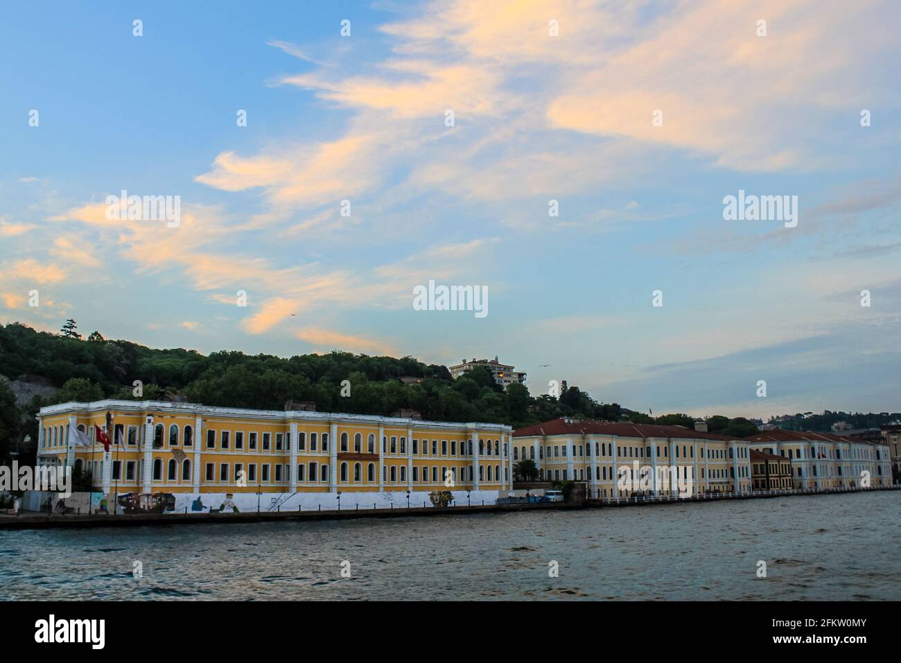 Istanbul, Turquie - 12 mai 2013 : Université de Galatasaray vue de l'eau Banque D'Images