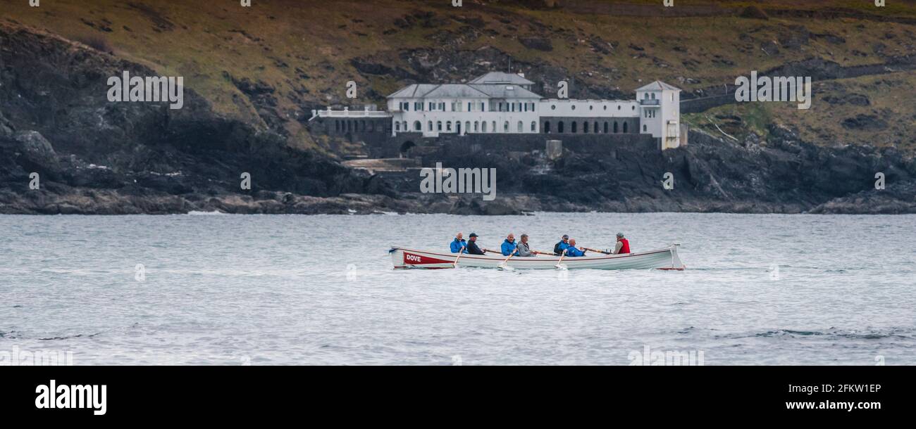 Dove - le cornish Pilot Gig, âgé de 200 ans, est passé devant le légendaire Lewinnick Lodge, dans la baie de Fistral, à Newquay, dans les Cornouailles. Banque D'Images