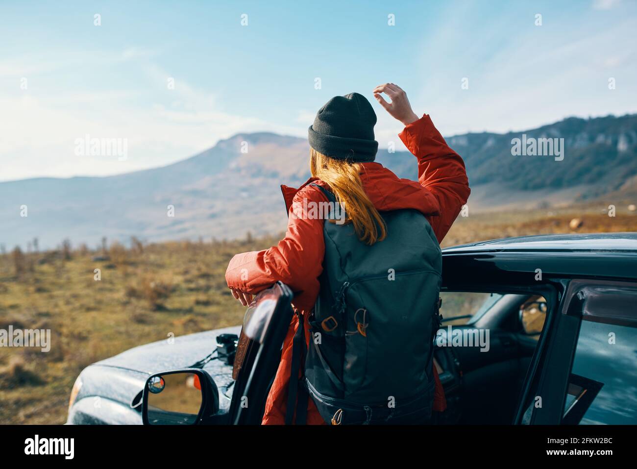 une femme voyage dans la nature avec un sac à dos et près du voiture Banque D'Images