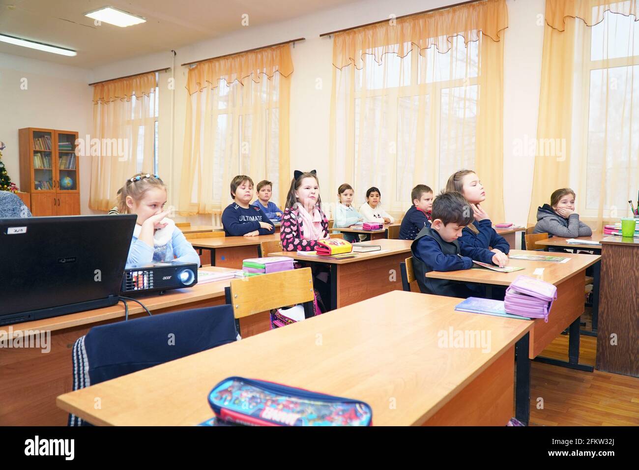 Chapaevsk, région de Samara, Russie - 23 janvier 2021 : les élèves de la classe assis à leur bureau et écoutent l'enseignant Banque D'Images