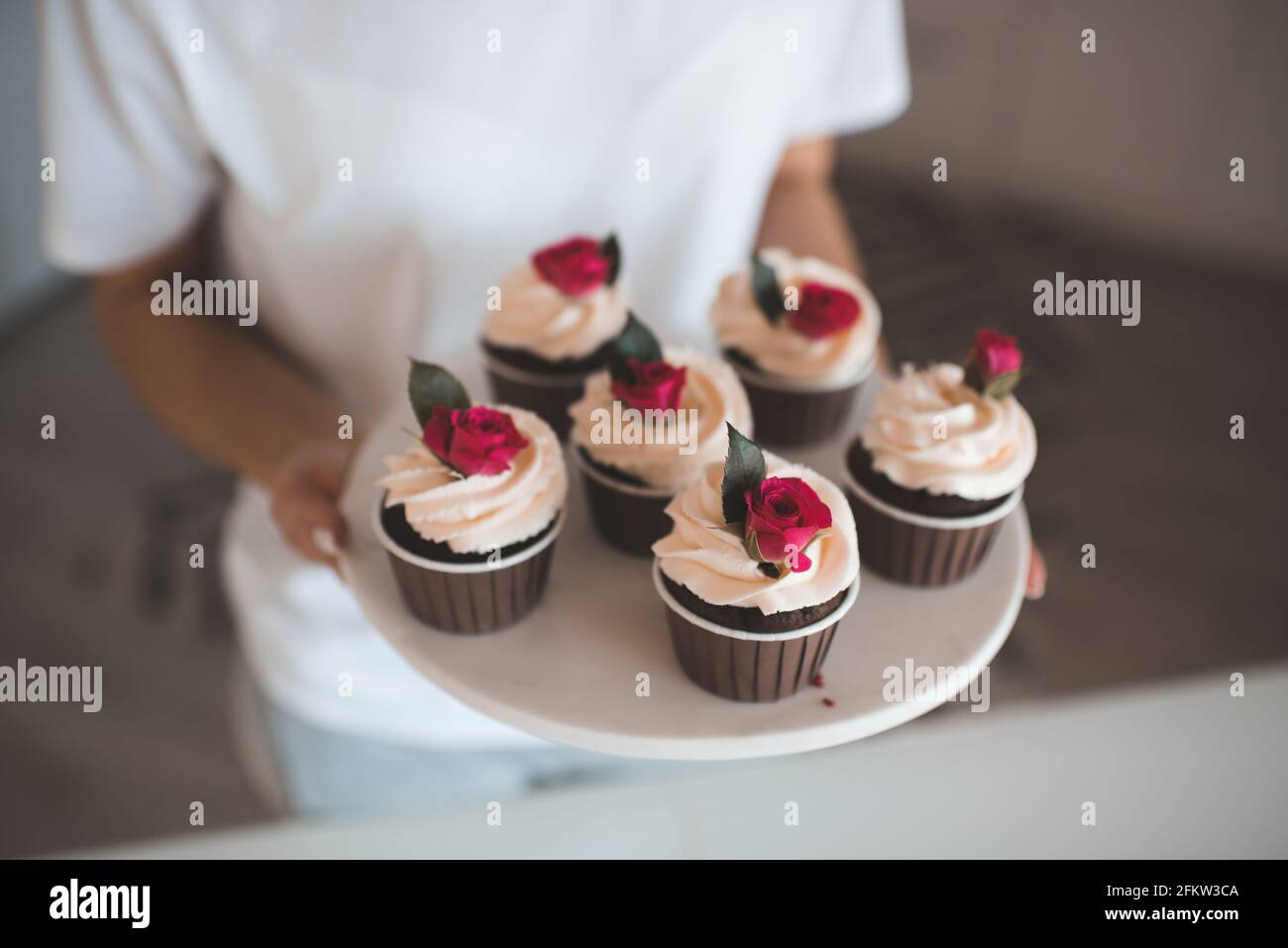 Une Femme Fait Cuire Un Gateau De Tasse Avec Le Glacage Fouette Et La Decoration De Fleur Dans La Cuisine A La Maison De Pres Celebration Photo Stock Alamy