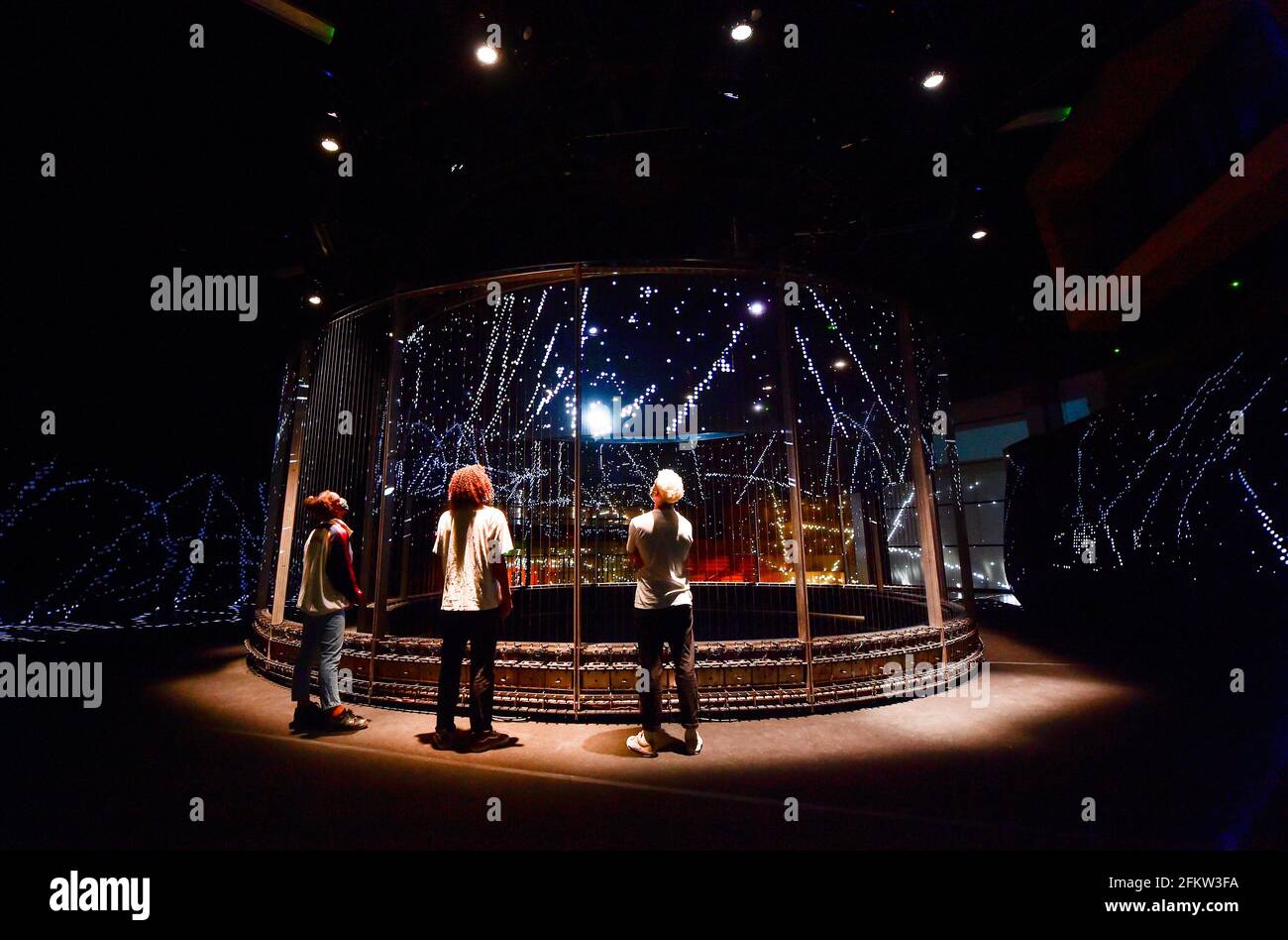 Brighton UK 4 mai 2021 - personnel et étudiants Obtenez un aperçu de la première de L'installation D'ART HALO par des artistes internationaux Semiconductor au Attenborough Centre for the Creative Arts sur le campus de l'Université du Sussex à Brighton . L'installation qui dépeint le Big Bang fait partie de cette année Brighton Festival et sera ouvert au public à partir du 19 mai : crédit Simon Dack / Alamy Live News Banque D'Images