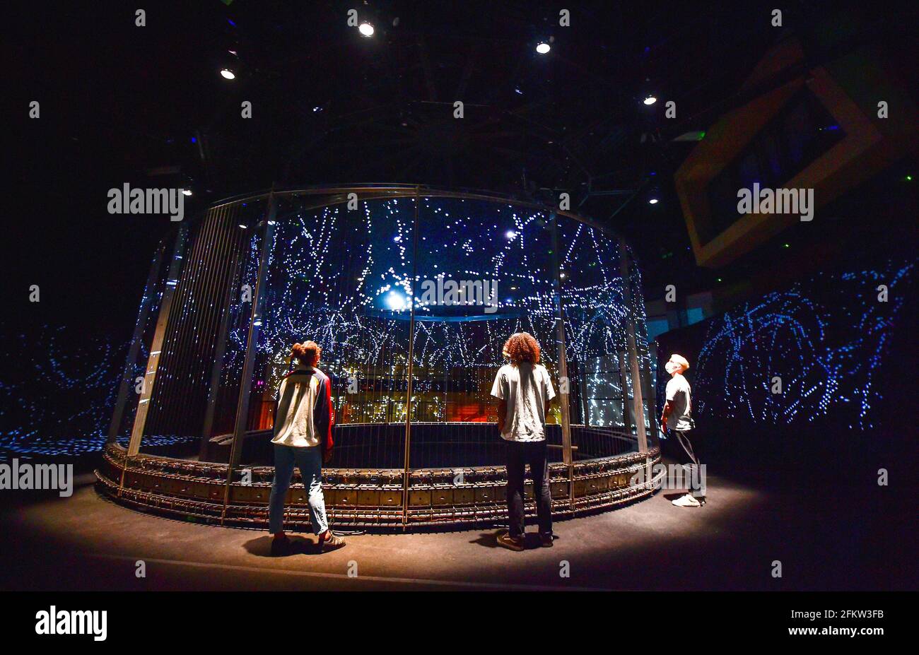 Brighton UK 4 mai 2021 - personnel et étudiants Obtenez un aperçu de la première de L'installation D'ART HALO par des artistes internationaux Semiconductor au Attenborough Centre for the Creative Arts sur le campus de l'Université du Sussex à Brighton . L'installation qui dépeint le Big Bang fait partie de cette année Brighton Festival et sera ouvert au public à partir du 19 mai : crédit Simon Dack / Alamy Live News Banque D'Images