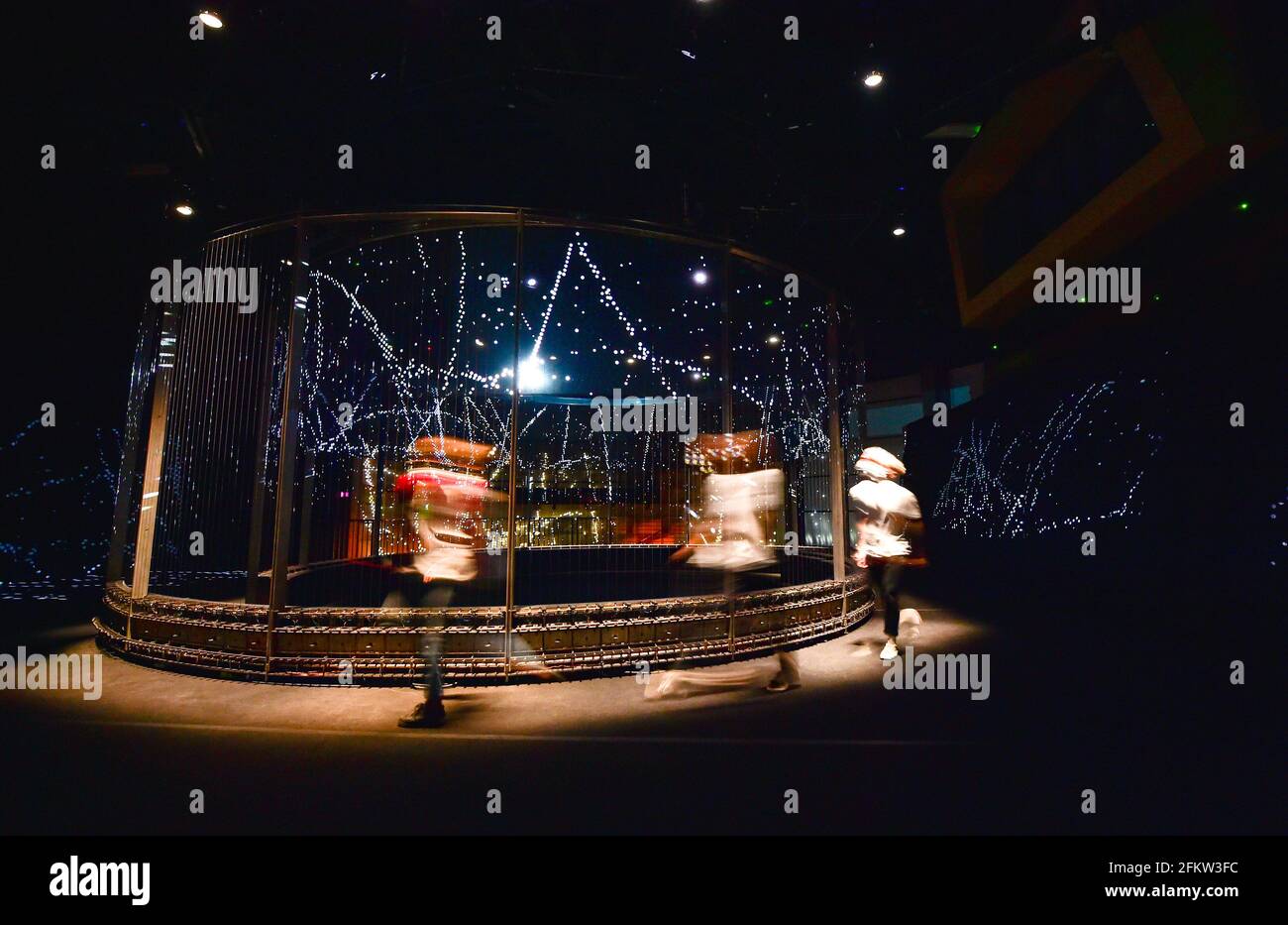 Brighton UK 4 mai 2021 - personnel et étudiants Obtenez un aperçu de la première de L'installation D'ART HALO par des artistes internationaux Semiconductor au Attenborough Centre for the Creative Arts sur le campus de l'Université du Sussex à Brighton . L'installation qui dépeint le Big Bang fait partie de cette année Brighton Festival et sera ouvert au public à partir du 19 mai : crédit Simon Dack / Alamy Live News Banque D'Images