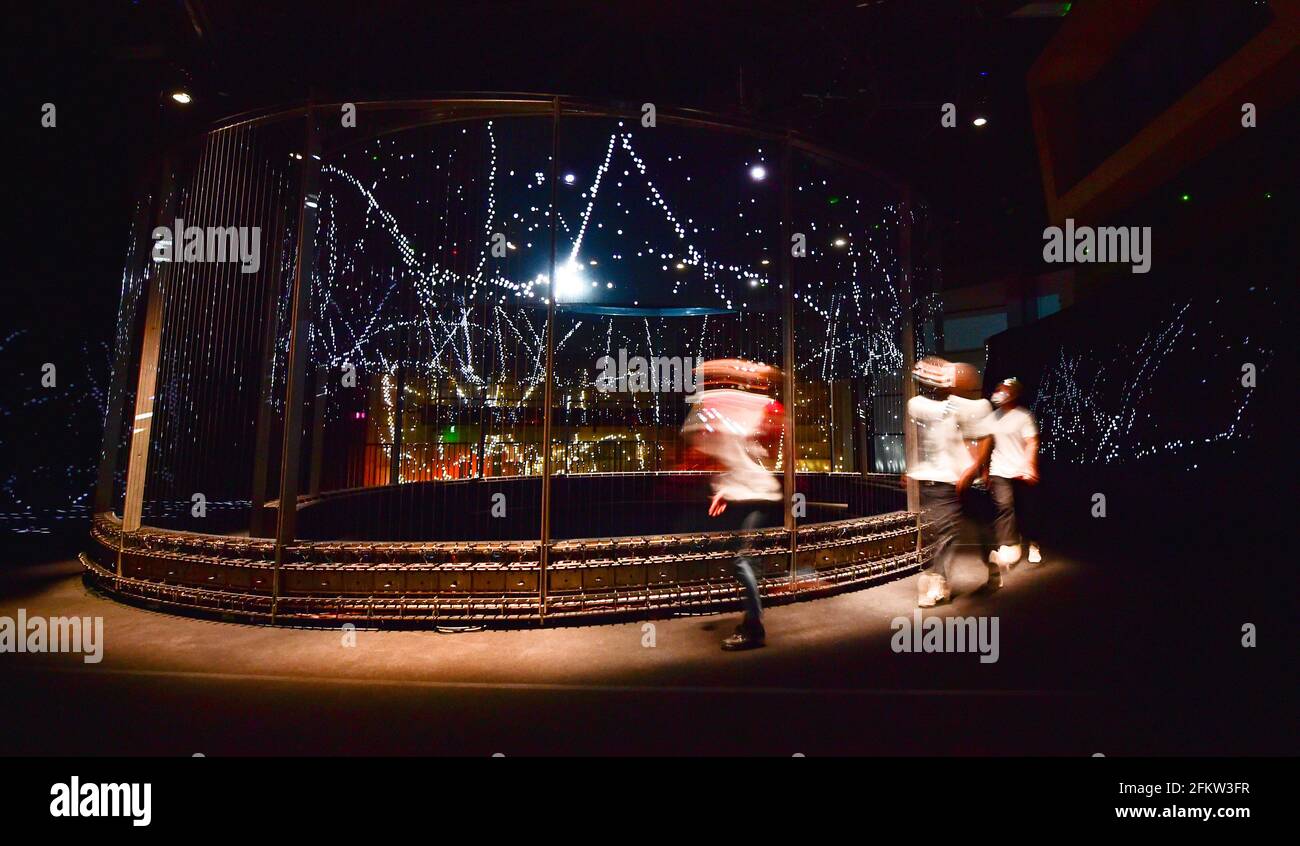 Brighton UK 4 mai 2021 - personnel et étudiants Obtenez un aperçu de la première de L'installation D'ART HALO par des artistes internationaux Semiconductor au Attenborough Centre for the Creative Arts sur le campus de l'Université du Sussex à Brighton . L'installation qui dépeint le Big Bang fait partie de cette année Brighton Festival et sera ouvert au public à partir du 19 mai : crédit Simon Dack / Alamy Live News Banque D'Images