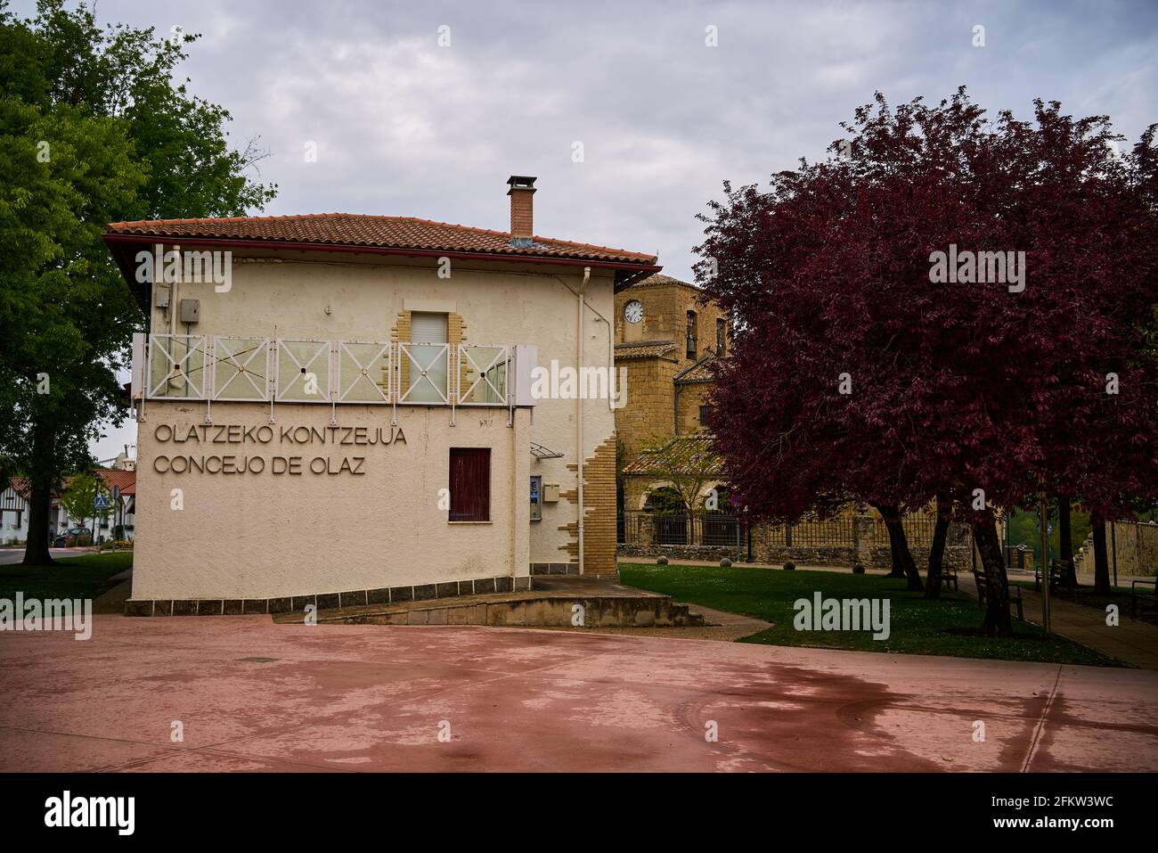 OLAZ, NAVARRE ESPAGNE 24 AVRIL 2021 : Maison du Conseil d'Olaz et parc environnant Banque D'Images