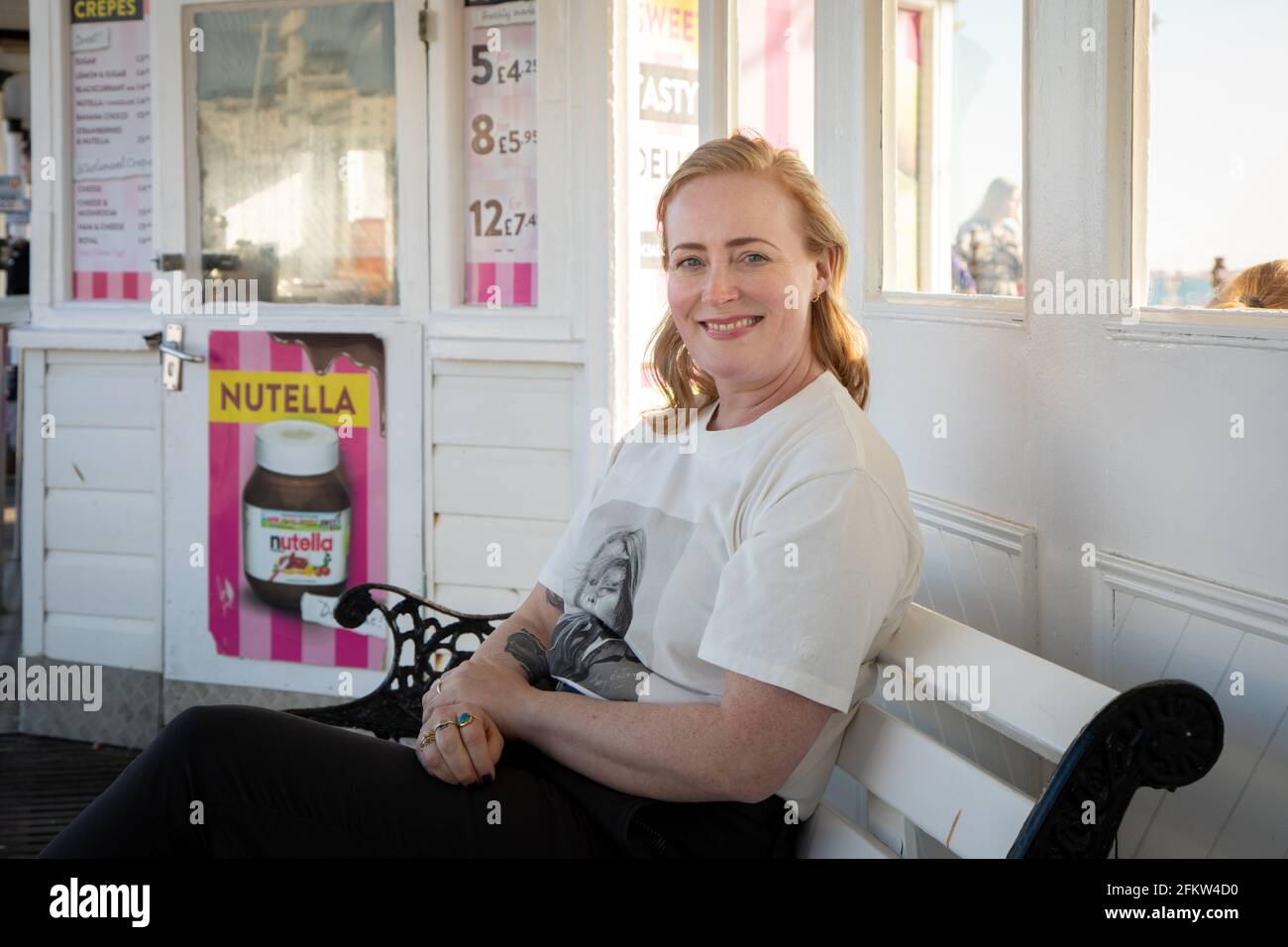 Portrait d'Emma Jane Unsworth à Brighton Pier Emma (née en 1978) est une écrivaine, journaliste et scénariste britannique de Bury, Greater Manchester. Elle W Banque D'Images