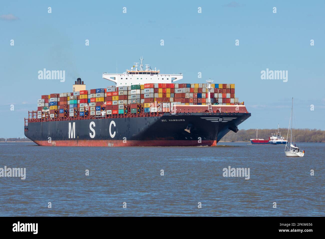 Stade, Allemagne – 24 avril 2021 : navire à conteneurs MSC HAMBURG, propriété de Mediterranean Shipping Company S.A. sur la rivière Elbe en direction de Hambourg Banque D'Images