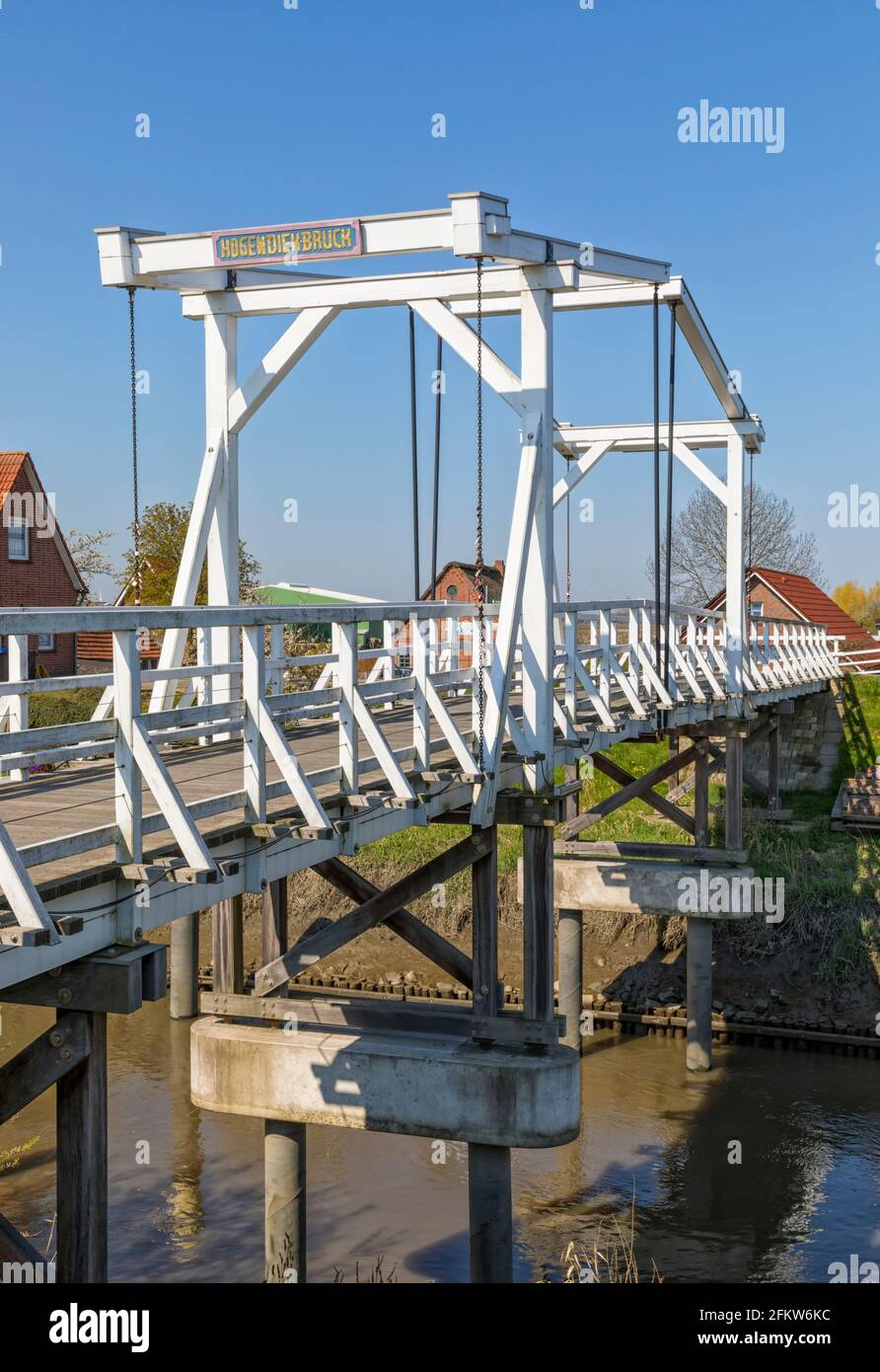 Pont-levis néerlandais en bois traversant la rivière Lühe dans la région d'Altes Land en Basse-Saxe, Allemagne Banque D'Images