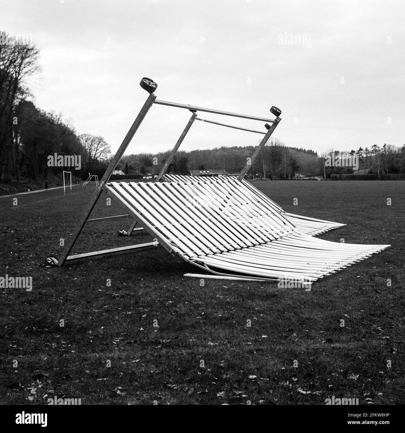 Les écrans de cricket ont explosé dans les vents forts, Jubilee Playing Fields à Chawton Park Road, Alton, Hampshire, Angleterre, Royaume-Uni. Banque D'Images