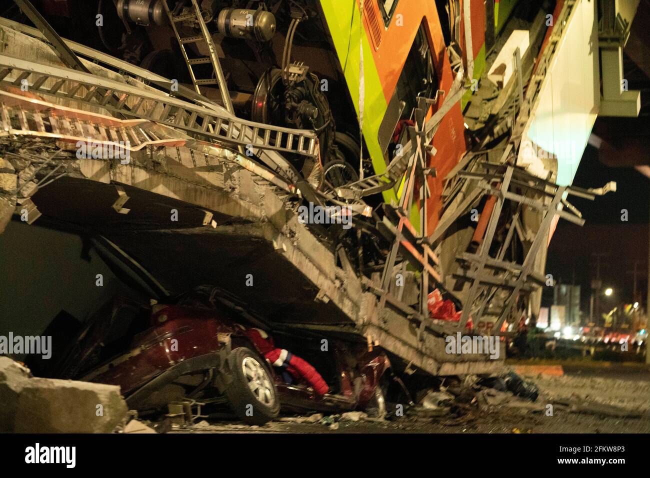 Mexico. 3 mai 2021. Photo prise le 3 mai 2021 montre la scène d'un effondrement de pont de métro à Mexico, Mexique. Au moins 15 personnes ont été tuées et 70 autres blessées après l'effondrement d'un pont de métro dans le sud de Mexico lundi soir, selon un rapport préliminaire mis à jour des autorités locales. Credit: David de la Paz/Xinhua/Alamy Live News Banque D'Images