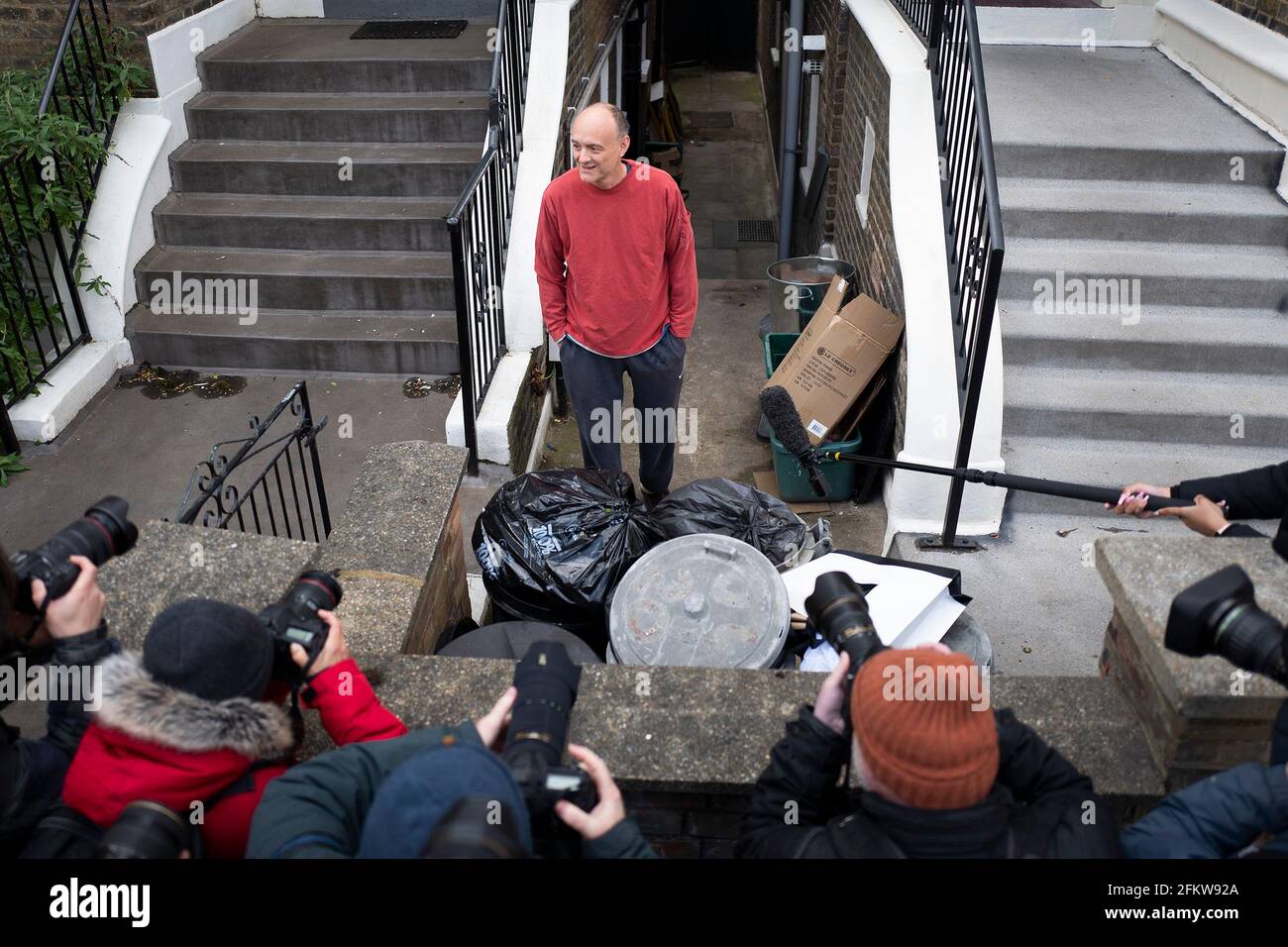 04/05/2021. Londres, Royaume-Uni. L'ancien conseiller en chef du Premier ministre Dominic Cummings parle aux membres de la presse à l'extérieur de son domicile de Londres. Crédit photo : George Cracknell Wright Banque D'Images