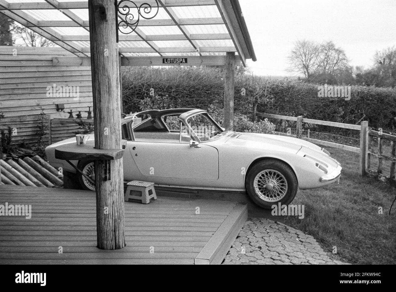 Voiture de sport Lotus transformée en bain à remous, Medstead, Hampshire, Angleterre, Royaume-Uni. Banque D'Images