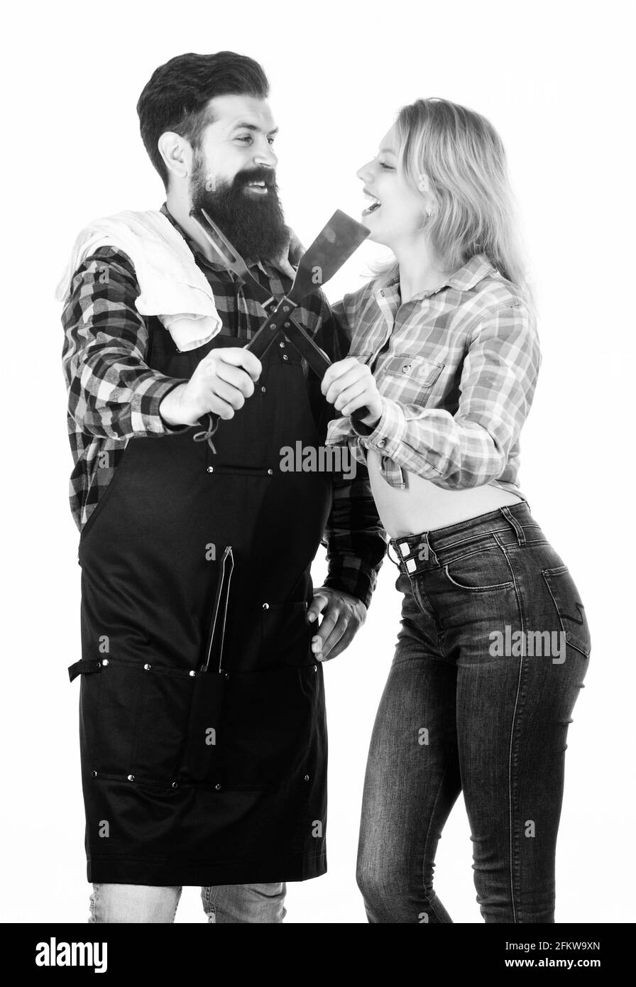 La cuisine est ma passion. Week-end en famille. Barbecue pique-nique. Recette de cuisine. Couple en amour tenir les ustensiles de cuisine. Boxer et fille à barbe Banque D'Images