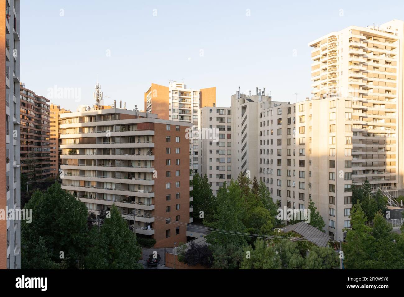 Zone suburbaine avec immeubles d'appartements le jour ensoleillé à Santiago, Chili. De grands gratte-ciel dans un quartier résidentiel. Concept de ville surpeuplée Banque D'Images