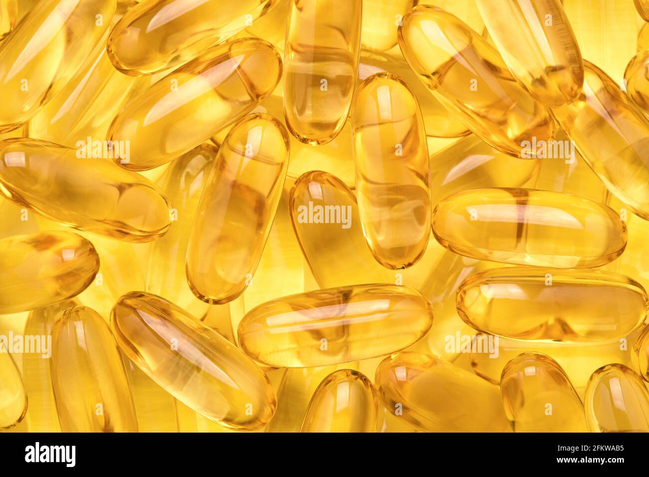 Capsules d'huile de poisson, Softgels Omega 3 sur fond jaune. Banque D'Images