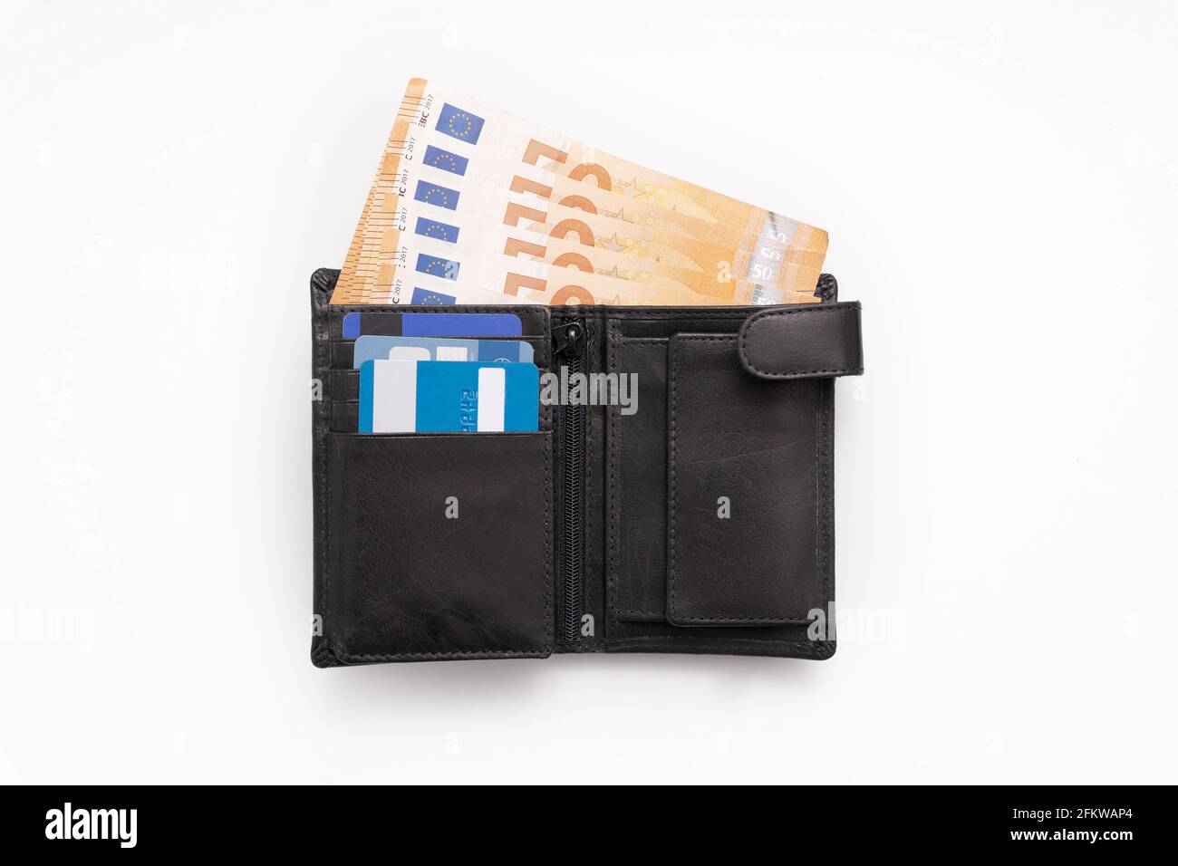 Portefeuille de gentleman avec billets de banque peeking dehors et cartes de crédit isolées sur fond blanc Banque D'Images