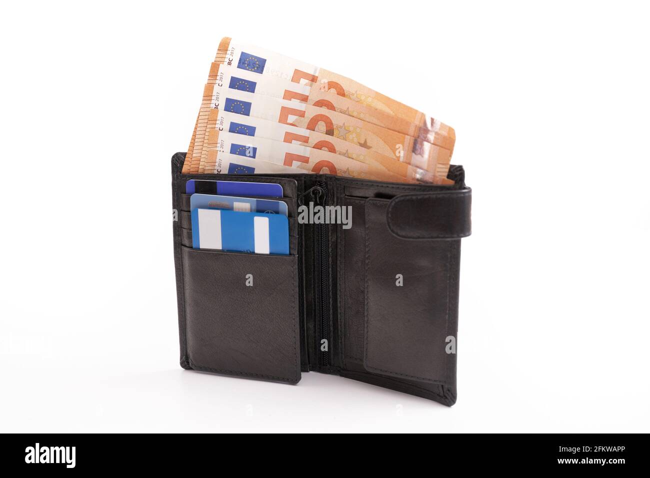 Portefeuille de gentleman avec billets de banque peeking dehors et cartes de crédit isolées sur fond blanc Banque D'Images