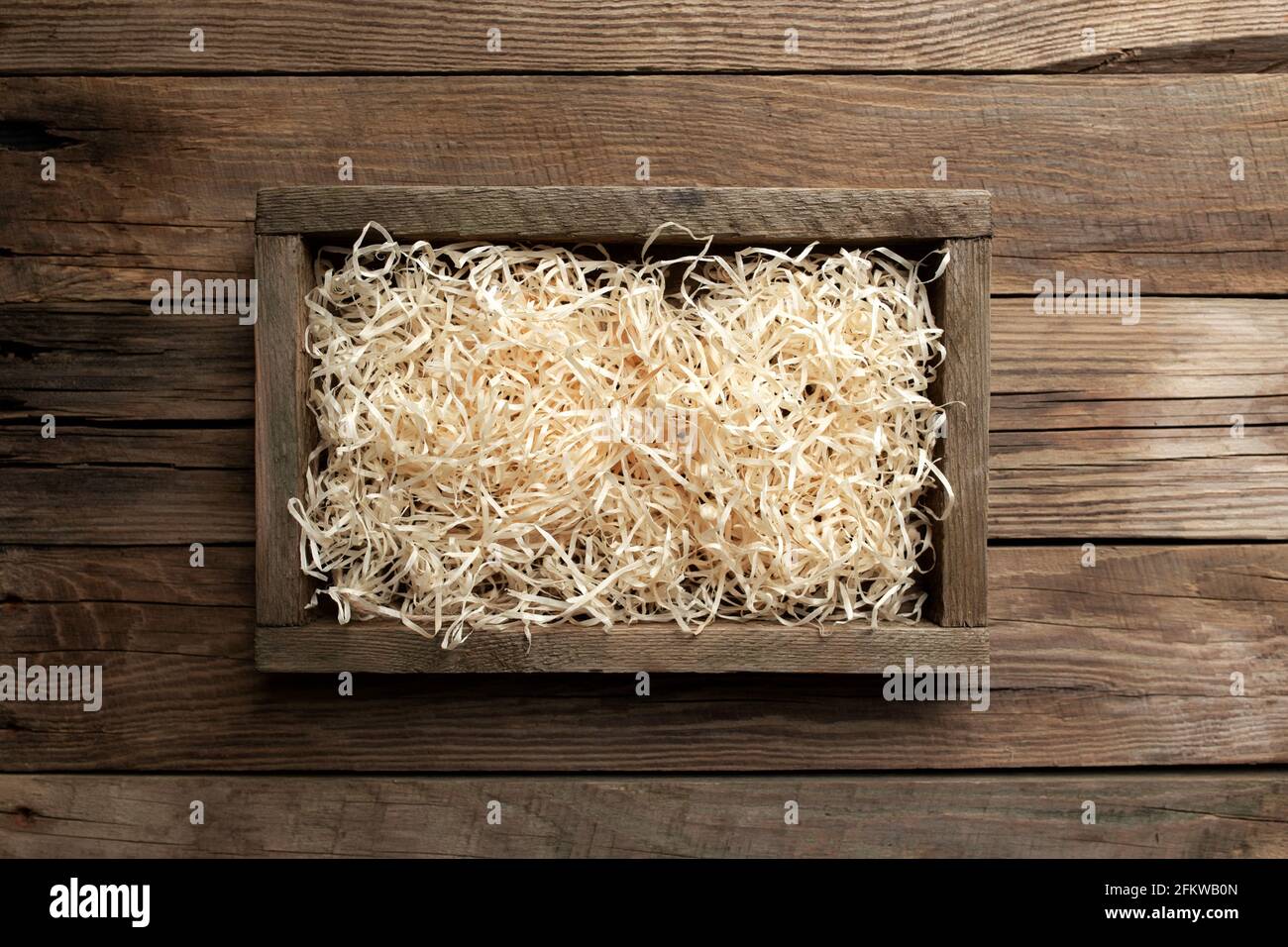 Cadre de boîte en bois ou contenant pour la nourriture, livraison de fruits sur un fond en bois vue de dessus plat avec espace de copie pour certains textes publicitaires Banque D'Images