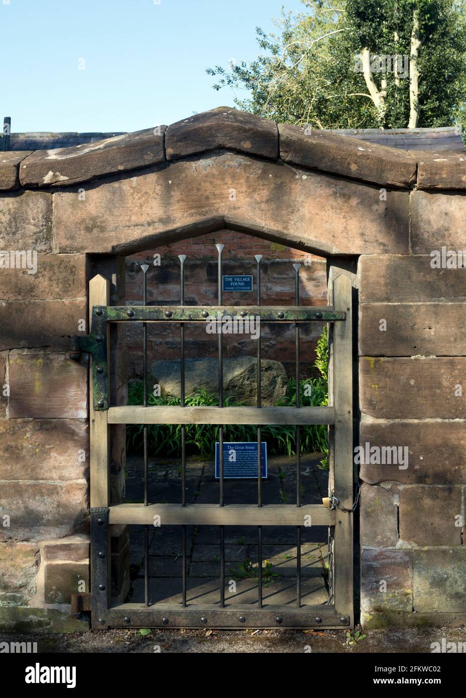 The Village Pound and Great Stone, Northfield, Birmingham, West Midlands, Angleterre, Royaume-Uni Banque D'Images