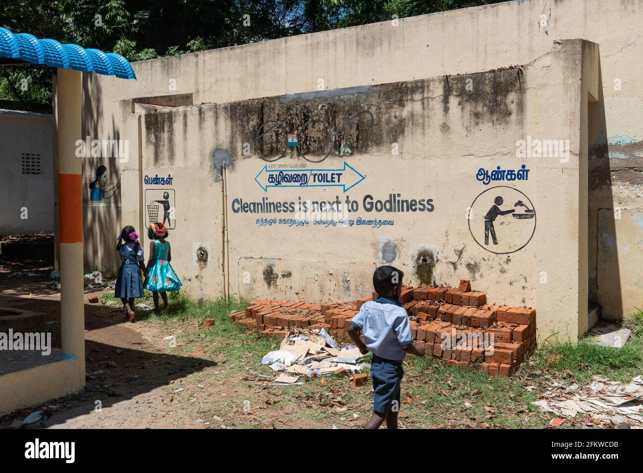 Tamil Nadu, Inde - Mars 2021: Précautions d'hygiène contre l'infection Covid. Grande murale près des toilettes d'une école primaire. Banque D'Images