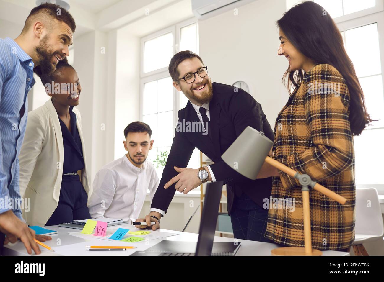 Équipe d'employés créatifs ayant une réunion de travail avec leur responsable dans un bureau moderne Banque D'Images