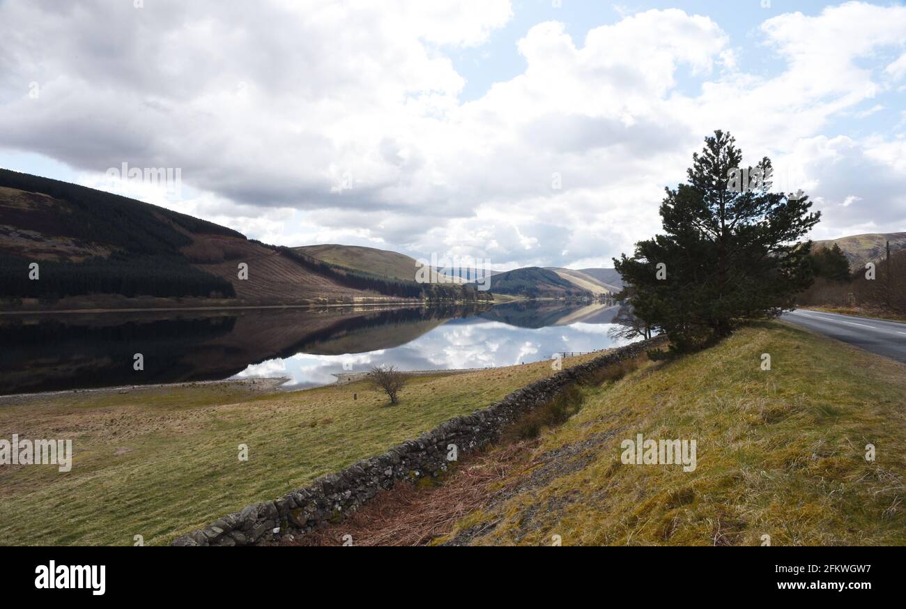 Le Loch Selkirkshire de St Mary. Écosse 14 avril 21 le Loch St Mary est le plus grand loch naturel des frontières écossaises, long de 3.1 kilomètres et long de 0.62 kilomètres Banque D'Images